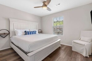 3 makuuhuonetta, silitysrauta/-lauta, vauvan matkasänky, Wi-Fi