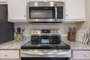 冷蔵庫、電子レンジ、オーブン、コンロ