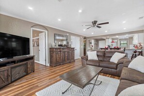 TV, DVD player, offices - Makin' Memories | Community Pool (Branson)