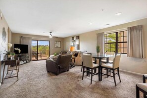 Télévision, lecteur de DVD, espaces bureaux