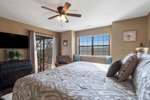 2 bedrooms, iron/ironing board, WiFi, bed sheets - *New Listing* Twedt's Retreat | Balcony Views (Branson)