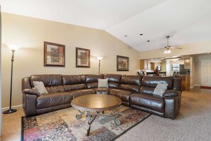 テレビ、DVD プレーヤー、書斎 / ワークスペース