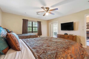 2 bedrooms, iron/ironing board, travel cot, WiFi - Foothills Tranquility | On-site Amenities Access (Branson)