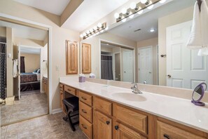 シャワー、ヘアドライヤー、タオル