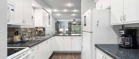 Frigorifero, microonde, forno, piano cottura