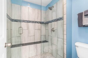 Een douche, een haardroger, handdoeken, shampoo