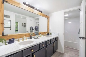 Shower, hair dryer, towels, shampoo - Tranquil Treehouse Loft | Golf Course Views (Branson)