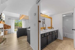 Dusj, hårføner, håndklær og sjampo