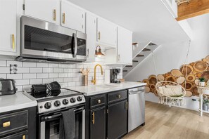 Fridge, microwave, oven, stovetop - Tranquil Treehouse Loft | Golf Course Views (Branson)