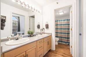 Douche, sèche-cheveux, serviettes fournies