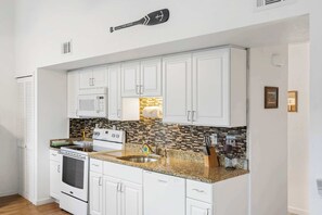 Fridge, microwave, oven, stovetop - Peaceful Lakeview Escape - For 6 (Branson)