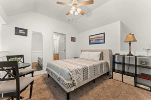 2 bedrooms, iron/ironing board, travel crib, WiFi - Peaceful Lakeview Escape - For 6 (Branson)