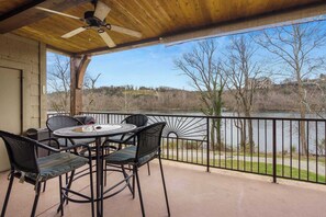 Outdoor dining - Taneycomo Retreat | Lakefront Condo (Branson)