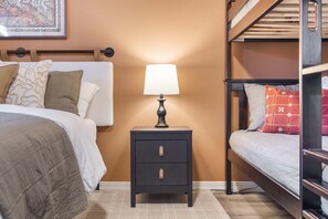 2 عدّة غرف نوم ومكواة/لوح كي وسرير سفر وواي فاي