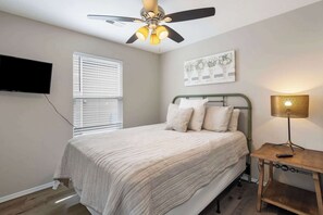 6 bedrooms, iron/ironing board, travel cot, WiFi - The Moab and Country Farmhouse Duo | Table Rock (Branson)
