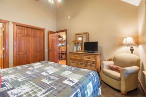 2 bedrooms, iron/ironing board, travel cot, WiFi