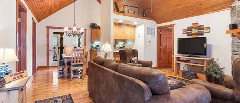 Télévision, cheminée, lecteur de DVD, espaces bureaux