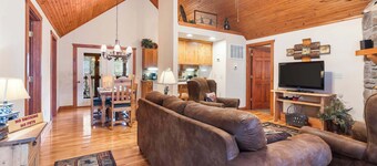 Creekside – 2 BDR Resort Cabin in Epic Location!