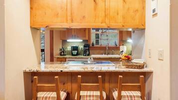 KylskÄp, mikrovÄgsugn, ugn och spishÀll