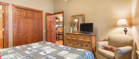 2 habitaciones, tabla de planchar con plancha, cuna de viaje y wifi