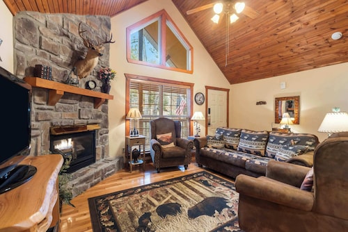 Creekside – 2 BDR Resort Cabin in Epic Location!