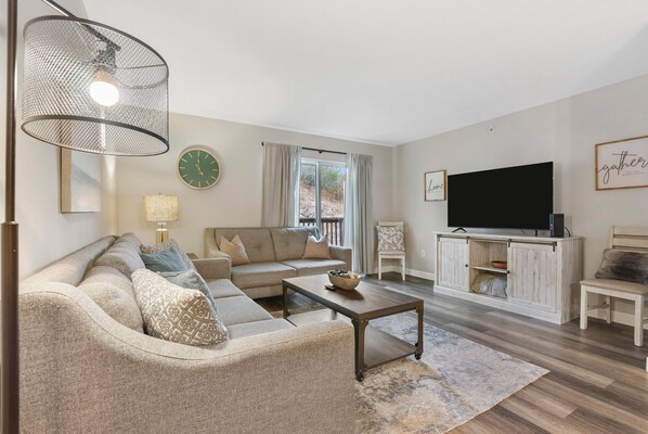 Living room - Branson Vineyards Escape | Quiet serenity (Branson)