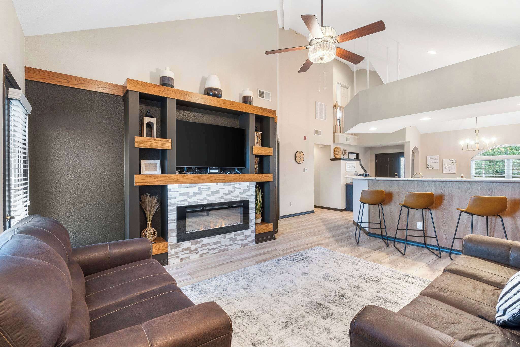 Télévision, cheminée, baby-foot