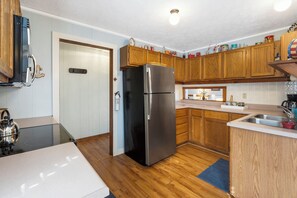 Wasserkocher mit Kaffee-/Teezubehör, Kühlschrank, Mikrowelle, Ofen