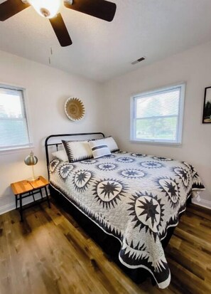 2 slaapkamers, een strijkplank/strijkijzer, wifi, beddengoed