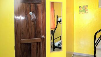 1 habitación, tabla de planchar con plancha, wifi y ropa de cama