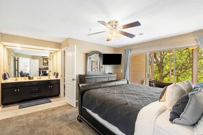 2 bedrooms, iron/ironing board, travel cot, WiFi - Tranquil Pondview Retreat | Balcony (Branson)