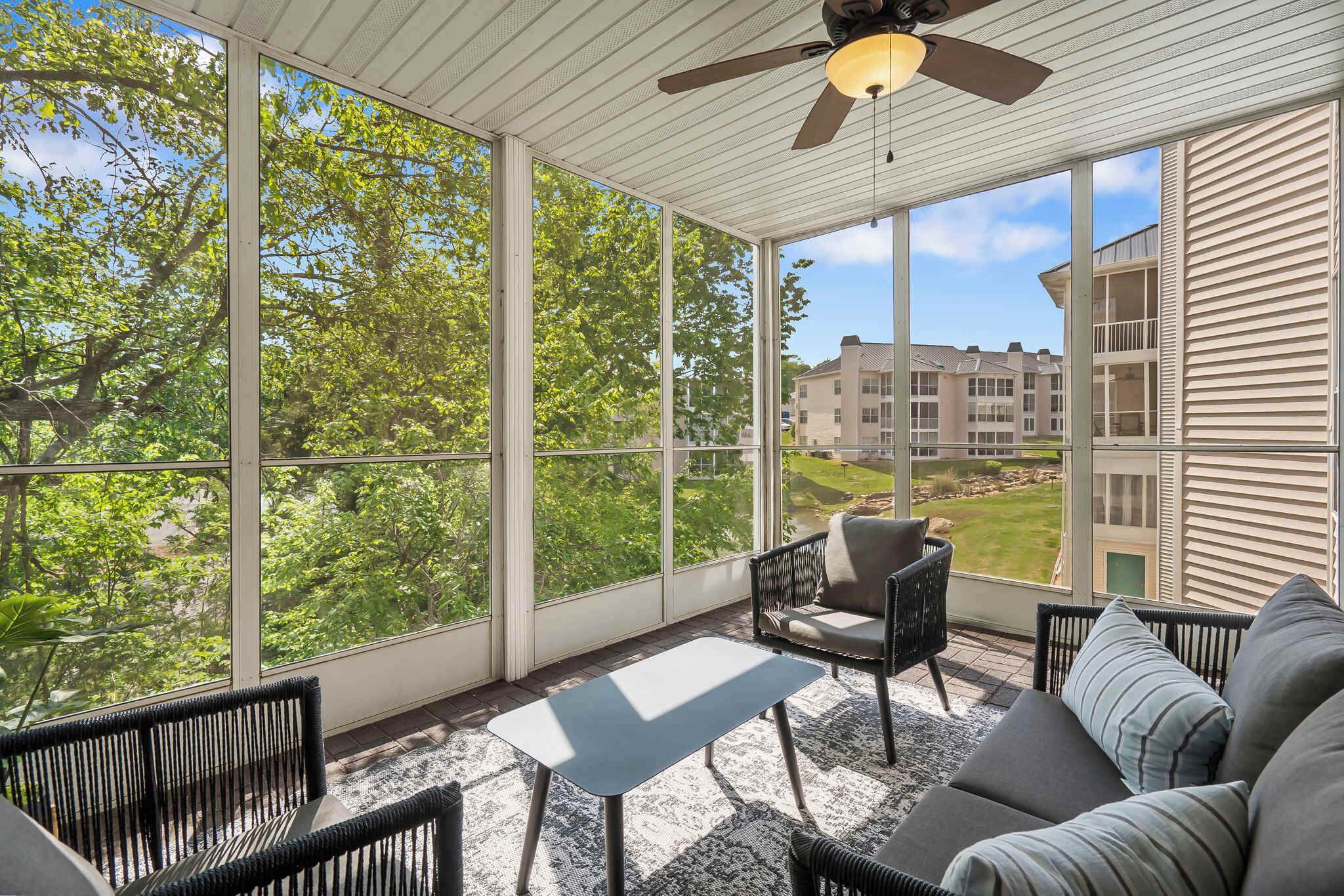 Tranquil Pondview Retreat | Balcony - Branson, MO