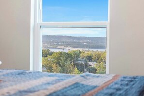 5 makuuhuonetta, silitysrauta/-lauta, vauvan matkasänky, Wi-Fi