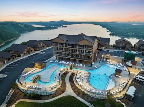 A Birds Eye Bridge View – 5 BDR w/ Private Hot Tub