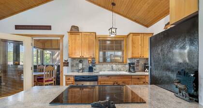 Grey Moose Lodge w/ Amenities Access!