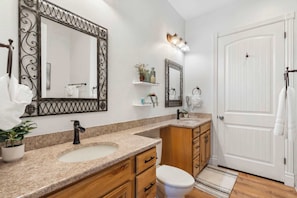 Douche, sèche-cheveux, serviettes fournies