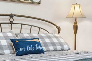 2 slaapkamers, een strijkplank/strijkijzer, reisbedje, wifi