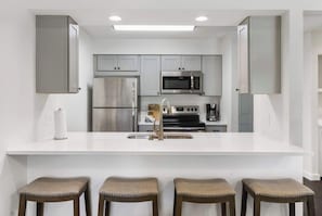 Coffee/tea maker, fridge, microwave, oven - Quackerdoodle Landing | 2 BDR, Golf Course Views (Branson)