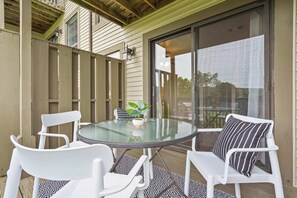 Outdoor dining - Troon Golf Bungalow - Branson - Golf Course View & On-site Amenities (Branson)