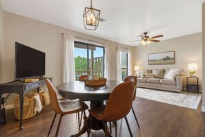 TV, fireplace, offices - Troon Golf Bungalow - Branson - Golf Course View & On-site Amenities (Branson)