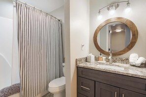 Douche, sèche-cheveux, serviettes fournies