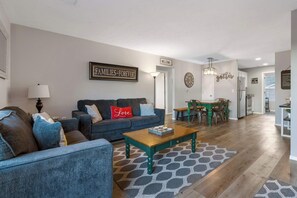 Televisie, een dvd-speler en een kantoor