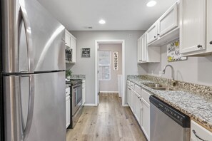 Refrigerador, microondas, horno, placa de cocina