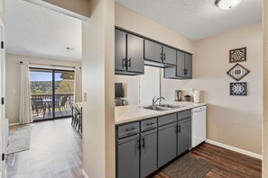 Coffee/tea maker, fridge, microwave, oven - Luxurious Golf Front; Home for 4 (Branson)