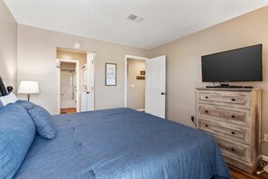 1 bedroom, iron/ironing board, travel cot, WiFi - Luxurious Golf Front; Home for 4 (Branson)