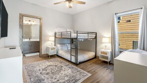 3 bedrooms, iron/ironing board, travel crib, WiFi - Two Pines – Endless Views and Attractions! (Branson)