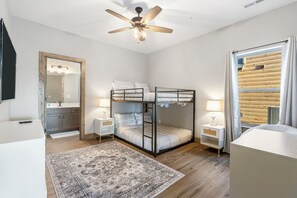 3 bedrooms, iron/ironing board, travel cot, WiFi - Two Pines – Endless Views and Attractions! (Branson)