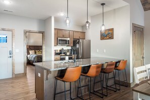 Coffee/tea maker, fridge, microwave, oven - Two Pines – Endless Views and Attractions! (Branson)