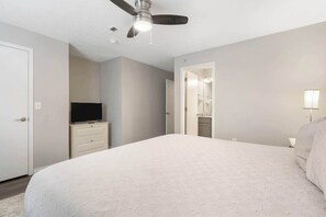 6 slaapkamers, een strijkplank/strijkijzer, reisbedje, wifi