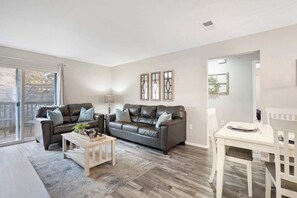 TV, offices - Rockwall Duo | Cottage + Lodge Combo (Branson)